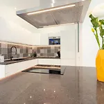 Island Village Ocean View Apartmán